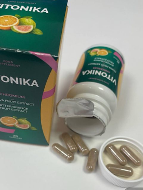 Kibontott Vitonika doboz és tégely kapszulákkal