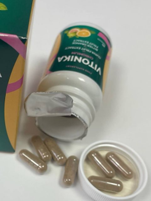Flacon Vitonika deschis cu capsule în capac