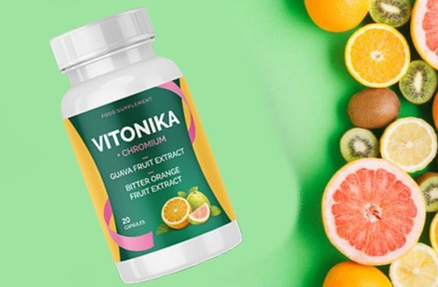 Flacon Vitonika printre citrice pe fundal verde